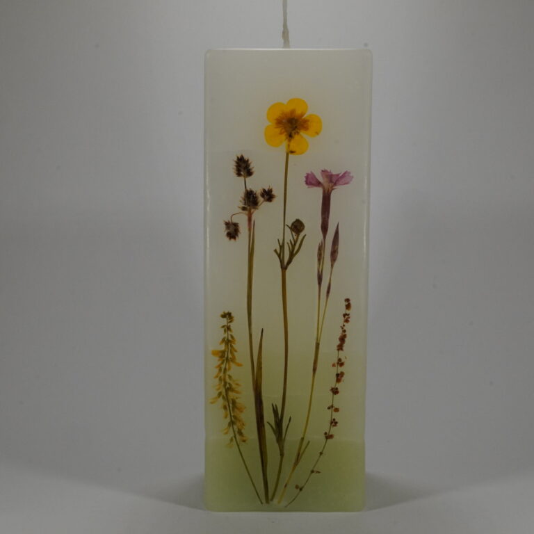 Eckige Blumenkerze gestaltet mit echten Blumen und Gräsern – Kerzen der